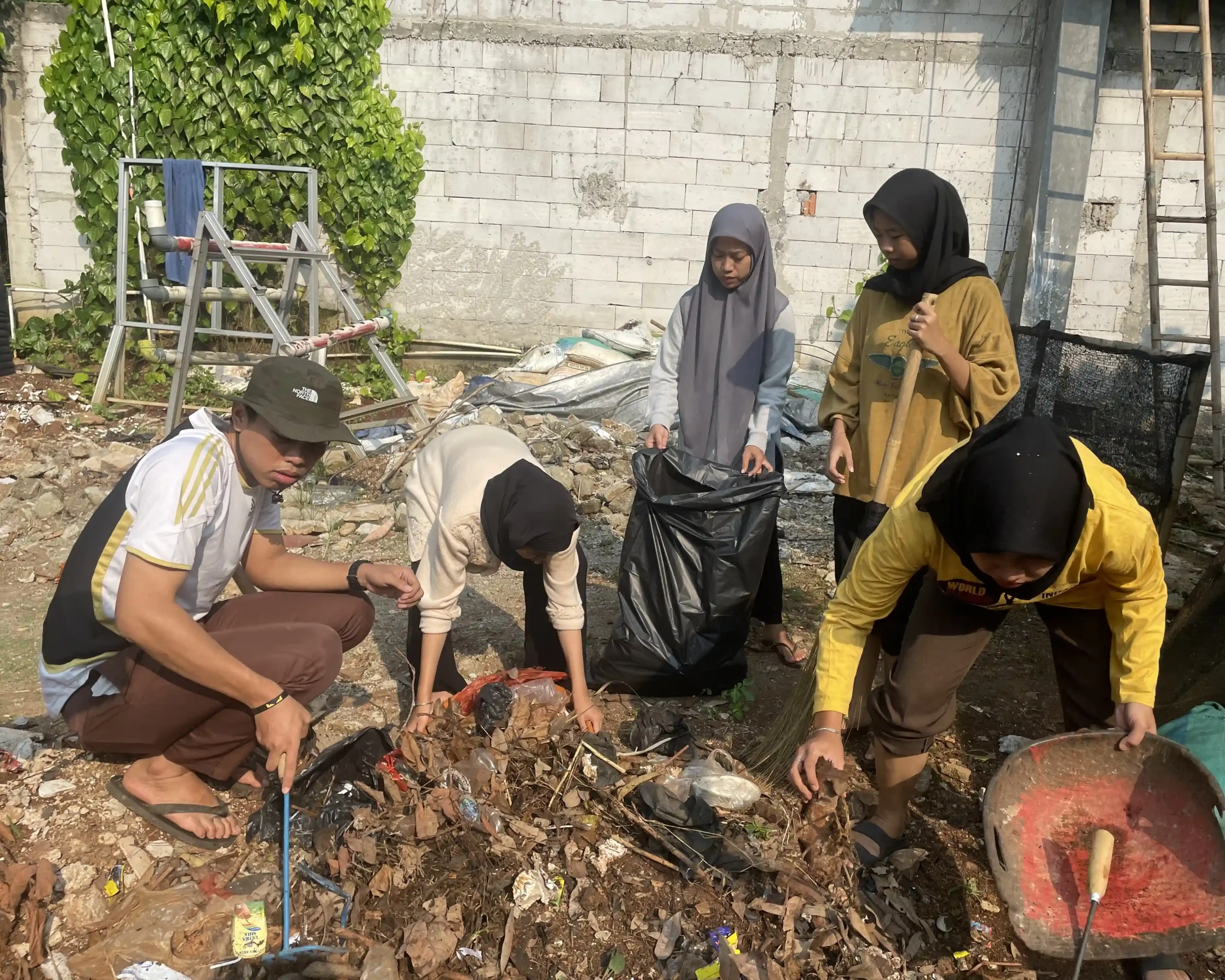 Kegiatan bersih-bersih sampah organik an non organik disekitar lingkungan desa