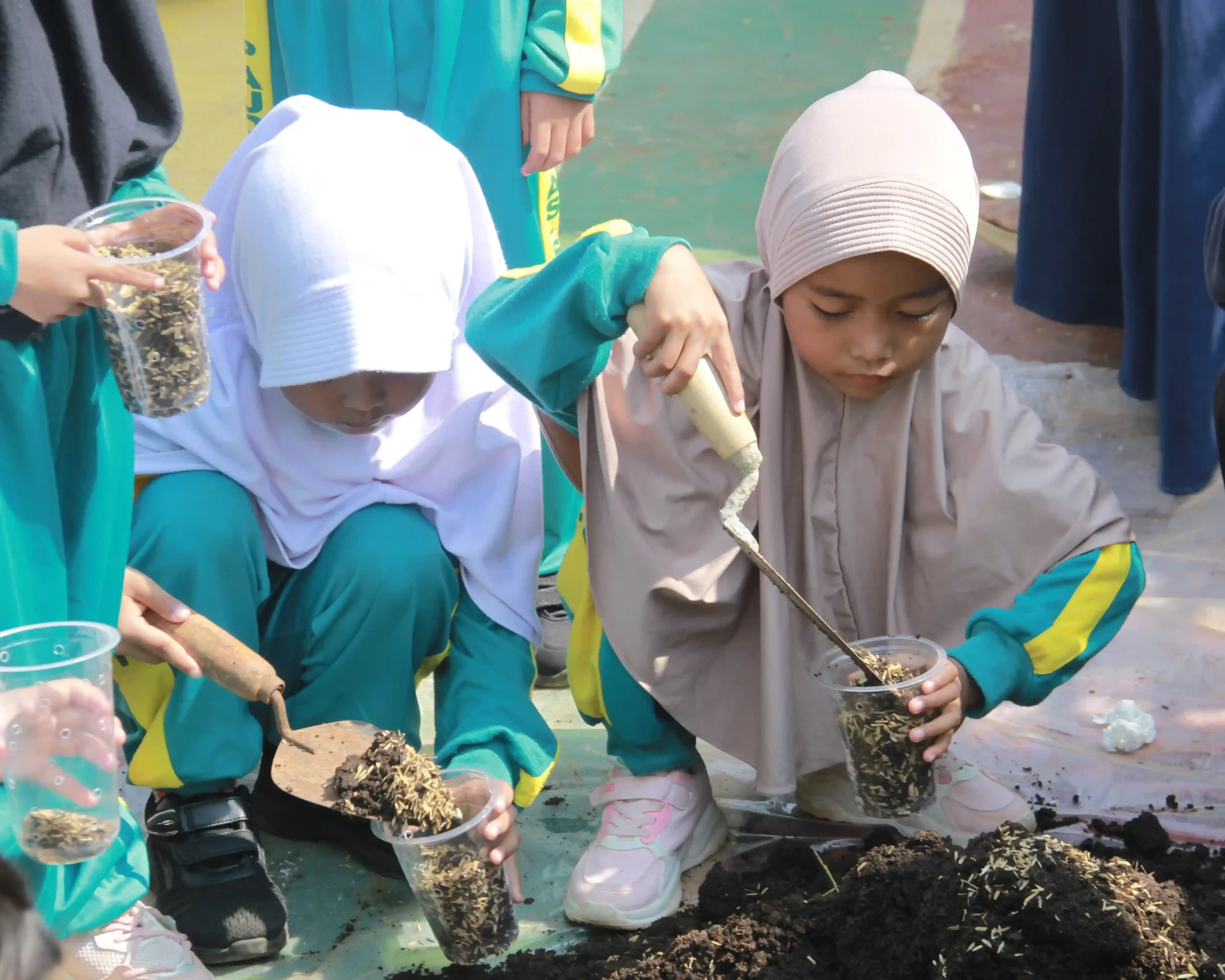 Kegiatan edukasi berkebun dengan menanam menggunakan media tanam